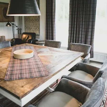 Grooppi, Live In Style In The Middle Of Lapland Yllaes, * Akaslompolo