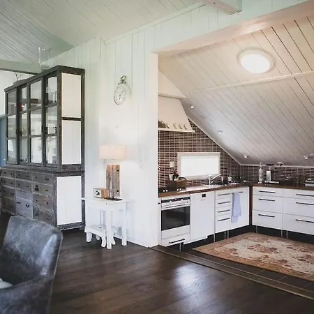 Grooppi, Live In Style In The Middle Of Lapland Yllaes, Akaslompolo